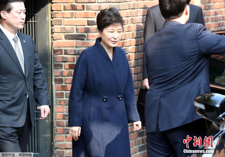 当地时间3月21日，韩国检察厅特别调查本部于21日上午9时30分传唤前总统朴槿惠，对她受贿、滥用职权等嫌疑进行调(📓)查，朴槿惠将成为韩国宪政史上第四位被检方(🗞)传讯的总统。图(♉)为朴槿惠在安保人员(🕶)的保护下离开居住地。