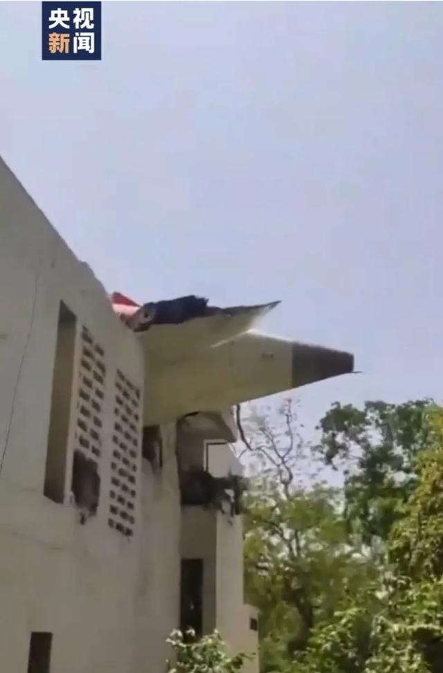 印度一波音787客机坠毁机上242人(🧙)、地面5名学生遇难！我驻印度使馆：机上无中国籍乘客
